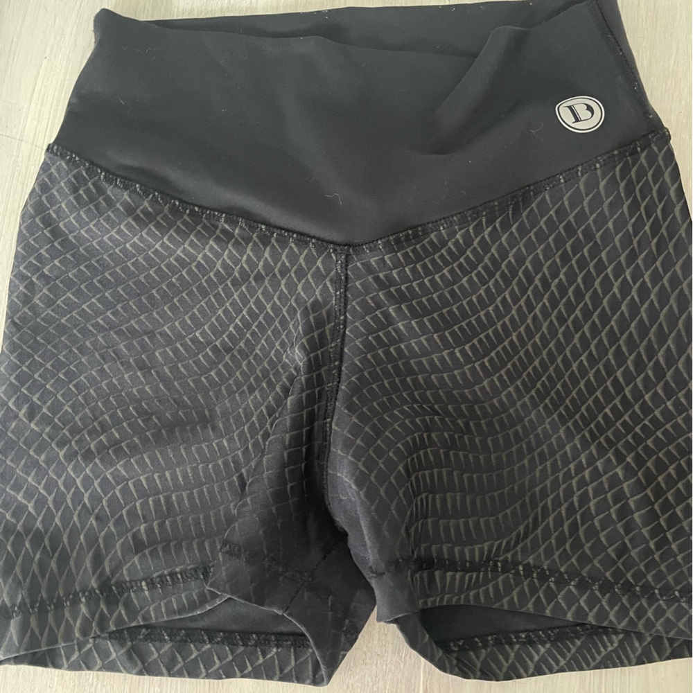 D Tina Booty Scrunch workout shorts